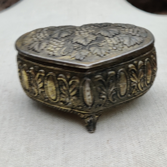 🍇 Vintage Japanese grapes and leaves heart trinket box - Picture 2 of 5